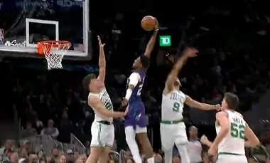 b体育在线下载-米勒径直杀入禁区上演精彩隔人暴扣，随后手腕不适下场休息